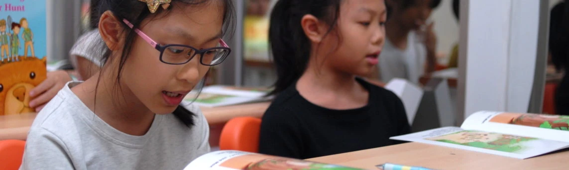 孩子一起閱讀英文書籍